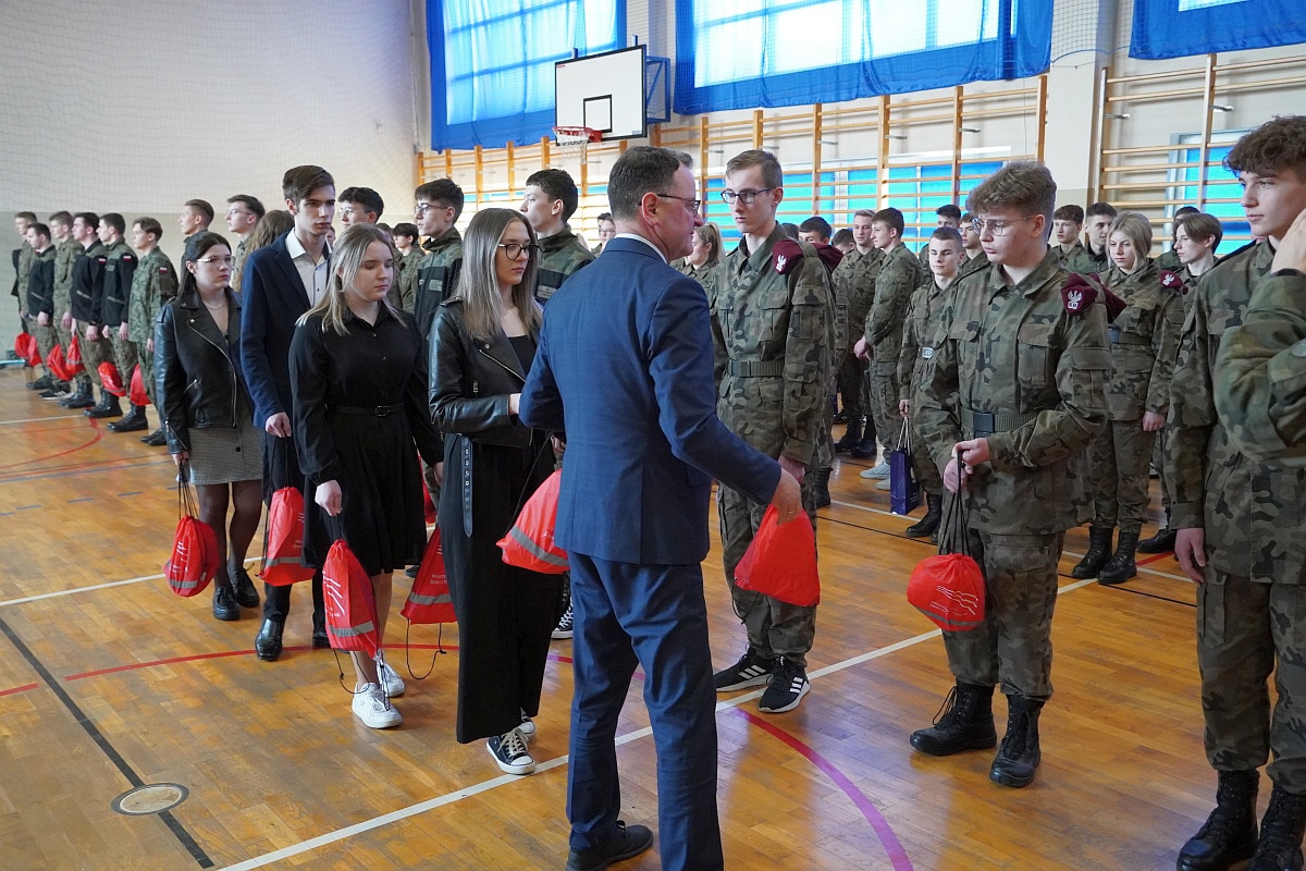 Przekazanie sprzętu wojskowego i sportowego ZSP Myszyniec [27.03.2023] - zdjęcie #10 - eOstroleka.pl