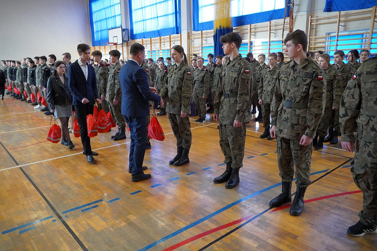 Przekazanie sprzętu wojskowego i sportowego ZSP Myszyniec [27.03.2023] - zdjęcie #8 - eOstroleka.pl