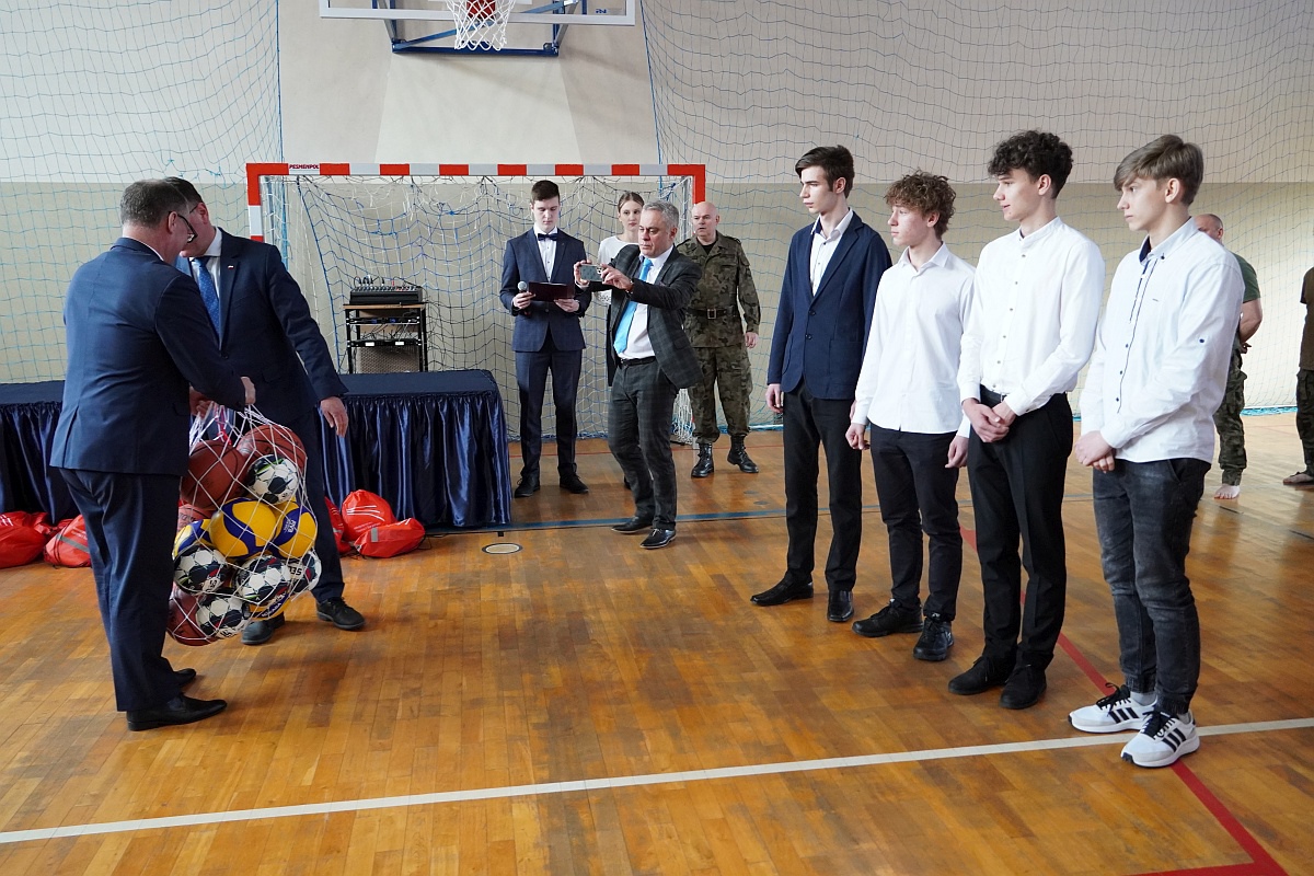 Przekazanie sprzętu wojskowego i sportowego ZSP Myszyniec [27.03.2023] - zdjęcie #6 - eOstroleka.pl