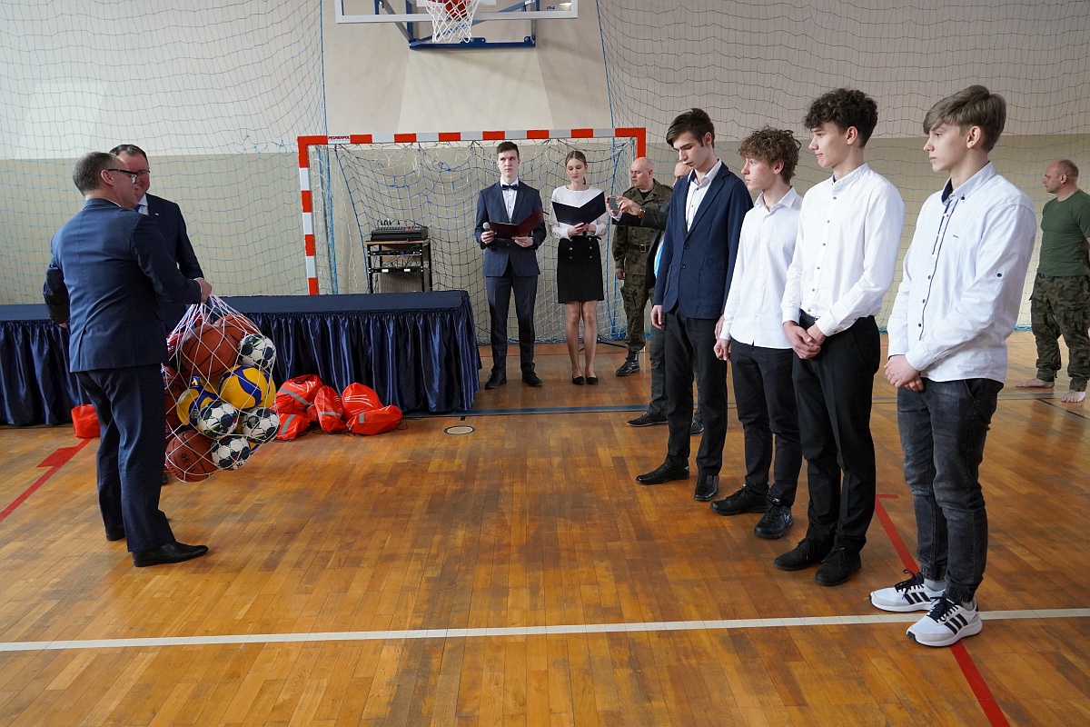 Przekazanie sprzętu wojskowego i sportowego ZSP Myszyniec [27.03.2023] - zdjęcie #5 - eOstroleka.pl