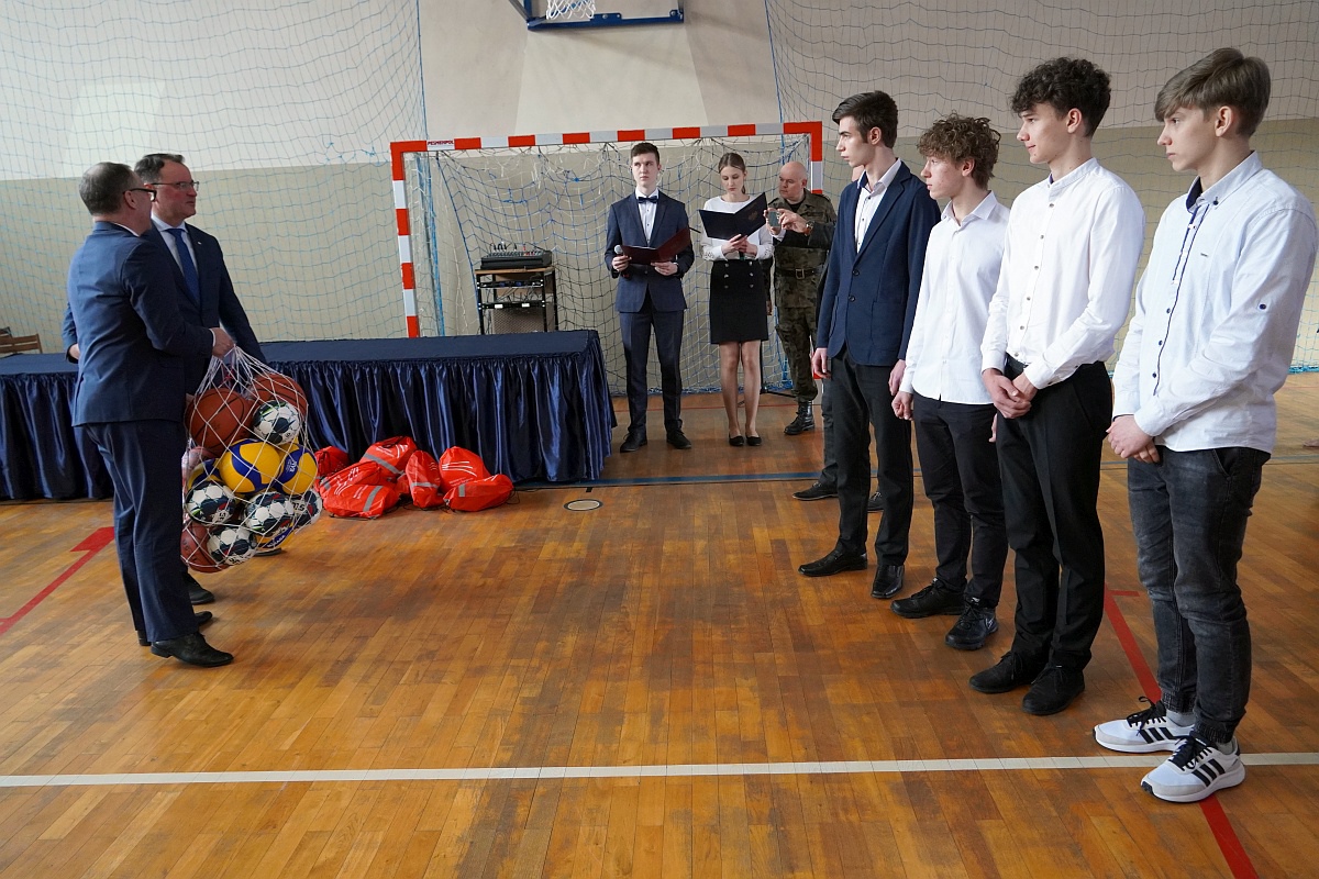 Przekazanie sprzętu wojskowego i sportowego ZSP Myszyniec [27.03.2023] - zdjęcie #4 - eOstroleka.pl