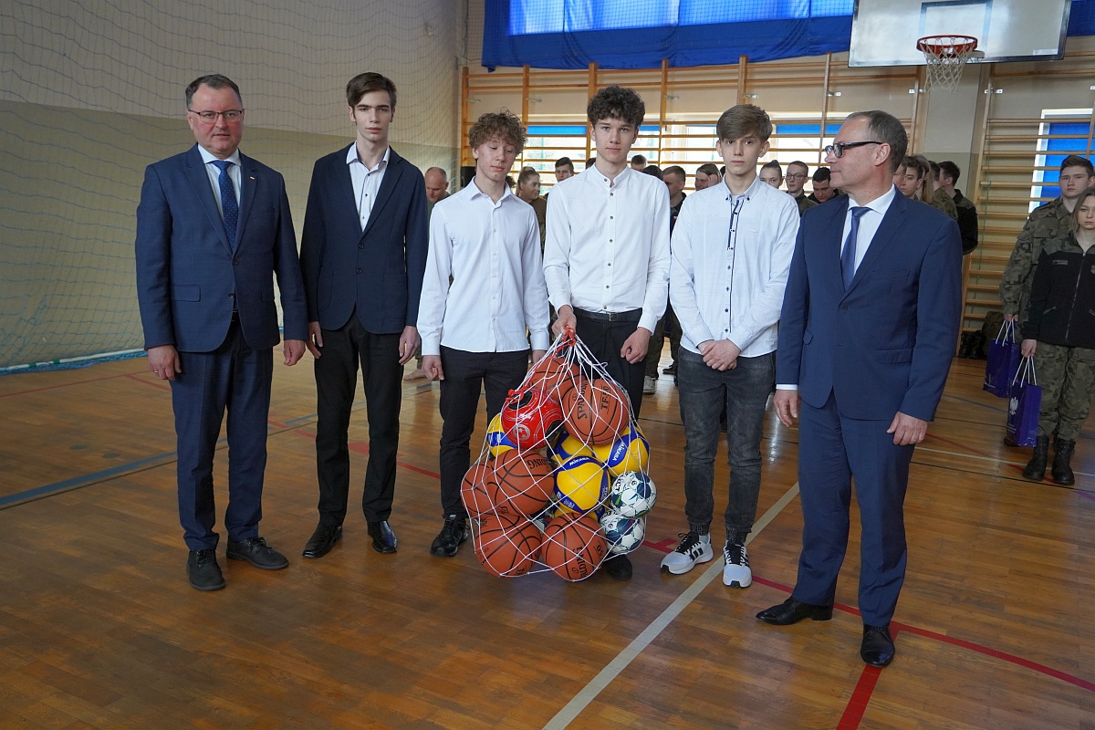 Przekazanie sprzętu wojskowego i sportowego ZSP Myszyniec [27.03.2023] - zdjęcie #3 - eOstroleka.pl