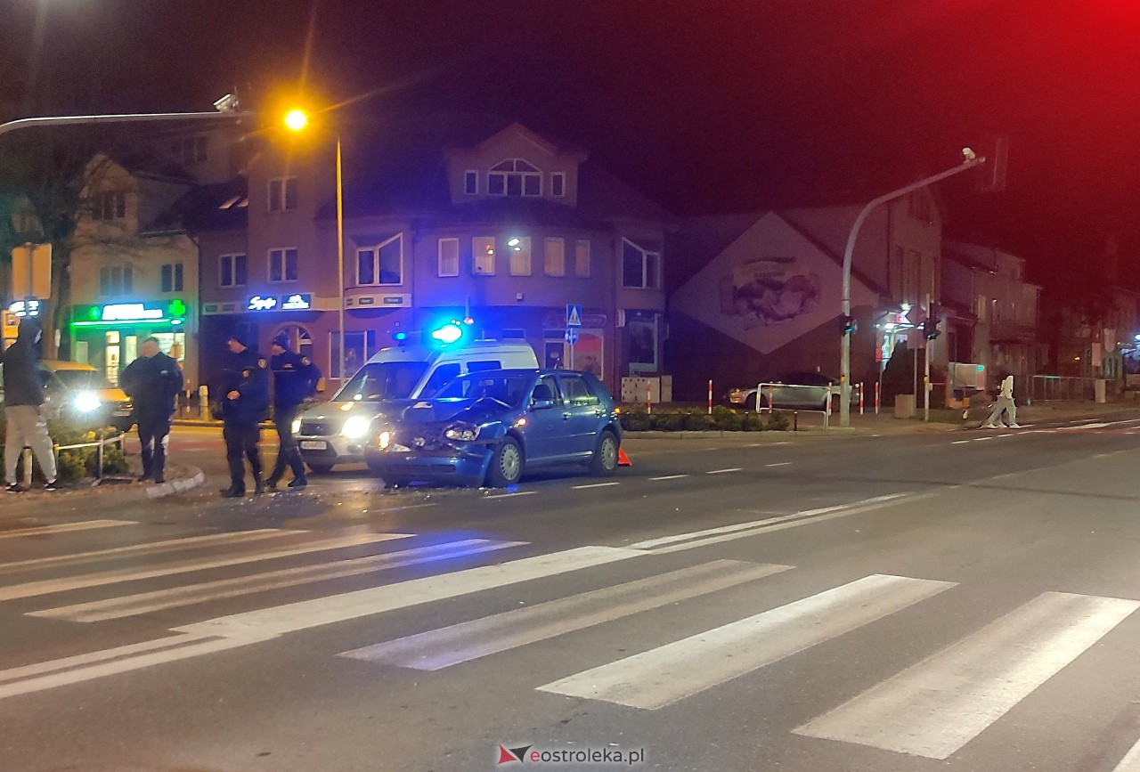Wypadek na skrzyżowaniu ul. Hallera i 11 Listopada [27.03.2023] - zdjęcie #2 - eOstroleka.pl