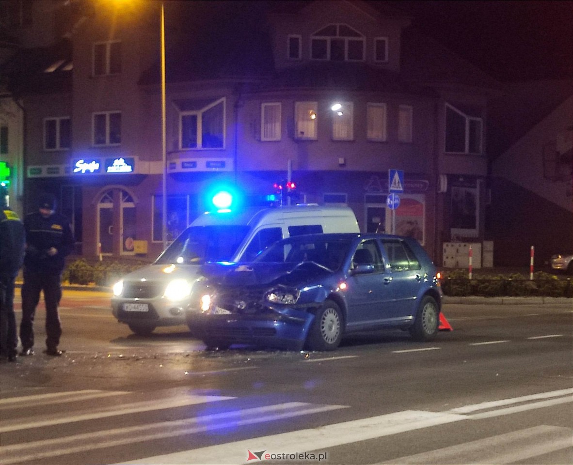 Wypadek na skrzyżowaniu ul. Hallera i 11 Listopada [27.03.2023] - zdjęcie #3 - eOstroleka.pl