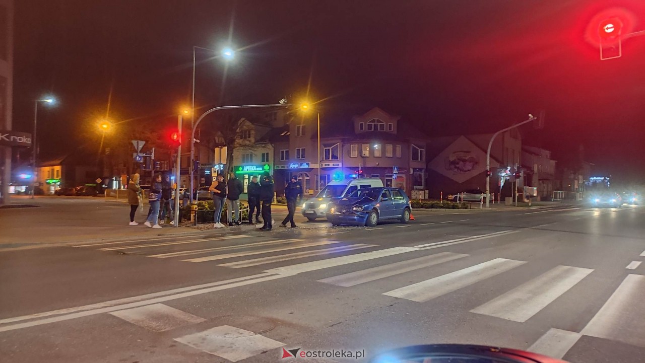 Wypadek na skrzyżowaniu ul. Hallera i 11 Listopada [27.03.2023] - zdjęcie #2 - eOstroleka.pl