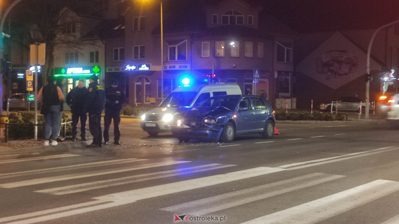Wypadek na skrzyżowaniu ul. Hallera i 11 Listopada [27.03.2023] - zdjęcie #1 - eOstroleka.pl