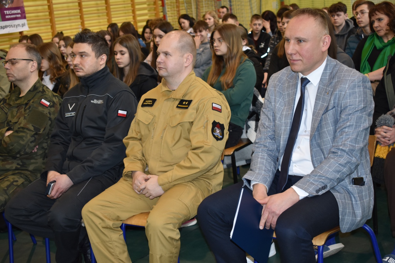 Uczniowie z powiatu poznali specyfikę pracy służb mundurowych - zdjęcie #10 - eOstroleka.pl