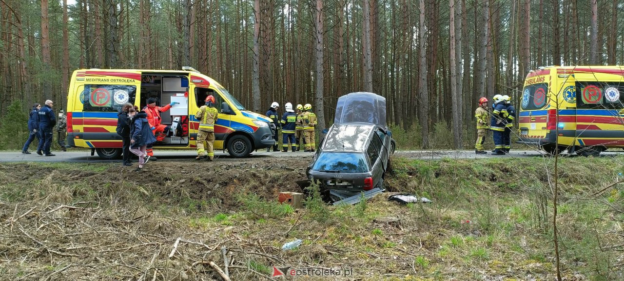 Wypadek na trasie Kadzidło - Gleba. Strażacy pomogli kobiecie wydostać się z rozbitego pojazdu [31.03.2023] - zdjęcie #3 - eOstroleka.pl
