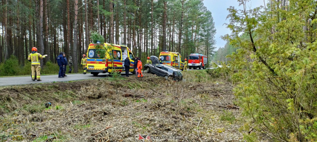 Wypadek na trasie Kadzidło - Gleba. Strażacy pomogli kobiecie wydostać się z rozbitego pojazdu [31.03.2023] - zdjęcie #4 - eOstroleka.pl