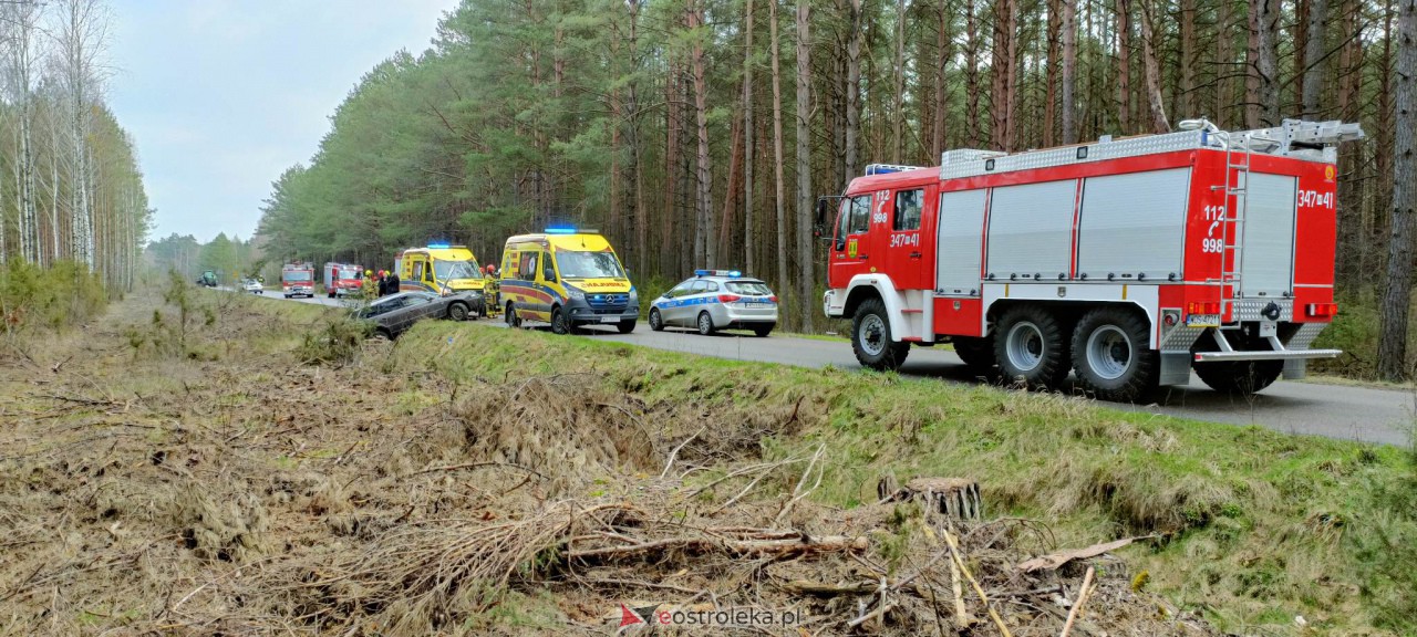 Wypadek na trasie Kadzidło - Gleba. Strażacy pomogli kobiecie wydostać się z rozbitego pojazdu [31.03.2023] - zdjęcie #7 - eOstroleka.pl