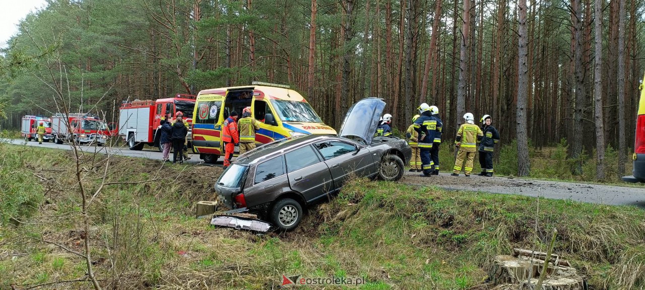 Wypadek na trasie Kadzidło - Gleba. Strażacy pomogli kobiecie wydostać się z rozbitego pojazdu [31.03.2023] - zdjęcie #9 - eOstroleka.pl