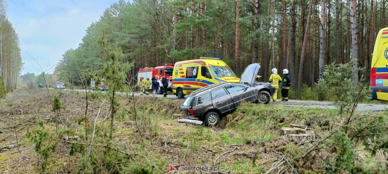 Wypadek na trasie Kadzidło - Gleba. Strażacy pomogli kobiecie wydostać się z rozbitego pojazdu [31.03.2023] - zdjęcie #10 - eOstroleka.pl