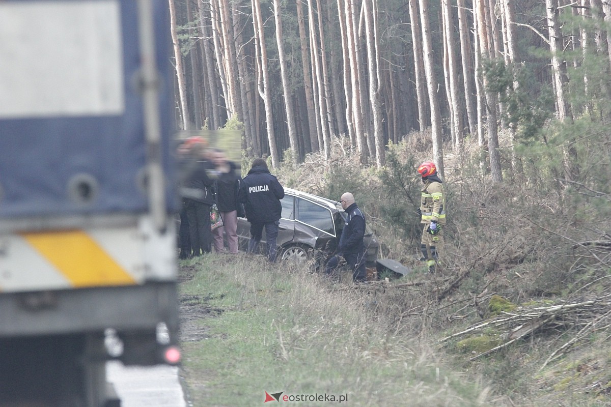 Wypadek na trasie Kadzidło - Gleba. Strażacy pomogli kobiecie wydostać się z rozbitego pojazdu [31.03.2023] - zdjęcie #11 - eOstroleka.pl
