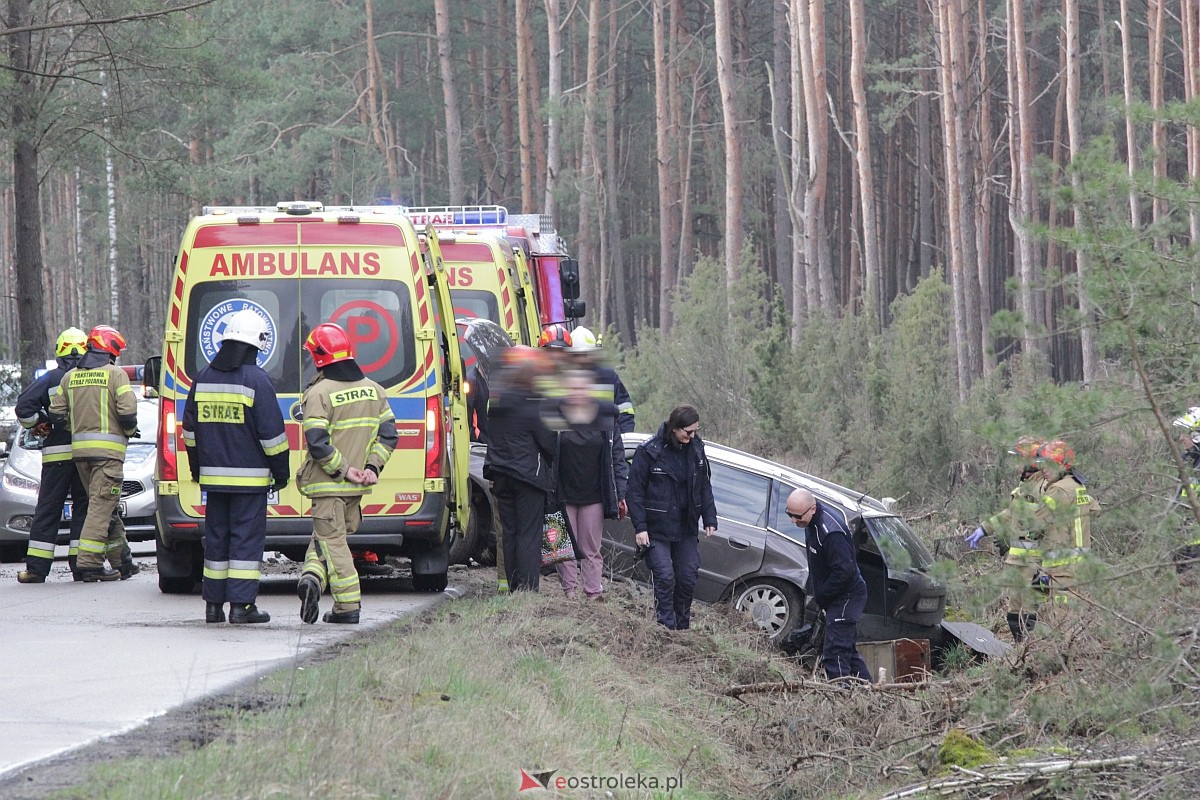 Wypadek na trasie Kadzidło - Gleba. Strażacy pomogli kobiecie wydostać się z rozbitego pojazdu [31.03.2023] - zdjęcie #13 - eOstroleka.pl