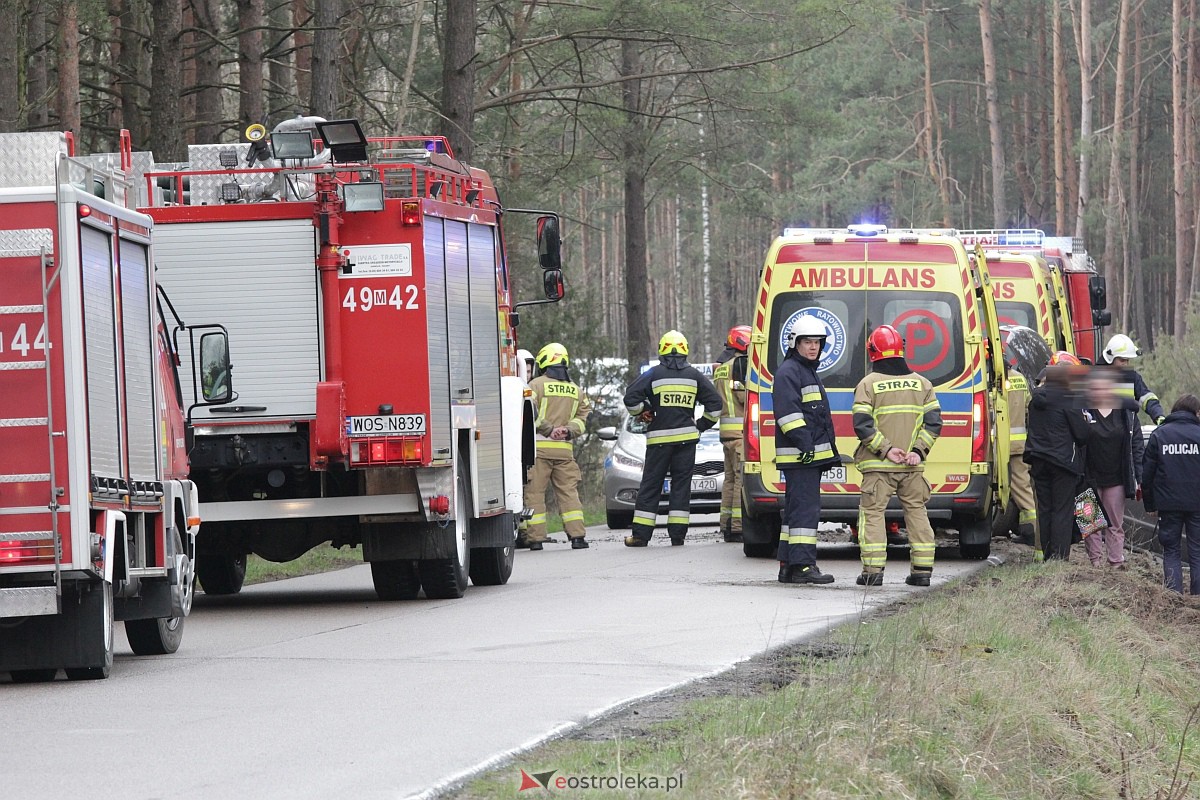 Wypadek na trasie Kadzidło - Gleba. Strażacy pomogli kobiecie wydostać się z rozbitego pojazdu [31.03.2023] - zdjęcie #14 - eOstroleka.pl
