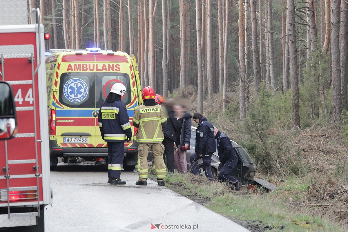 Wypadek na trasie Kadzidło - Gleba. Strażacy pomogli kobiecie wydostać się z rozbitego pojazdu [31.03.2023] - zdjęcie #15 - eOstroleka.pl