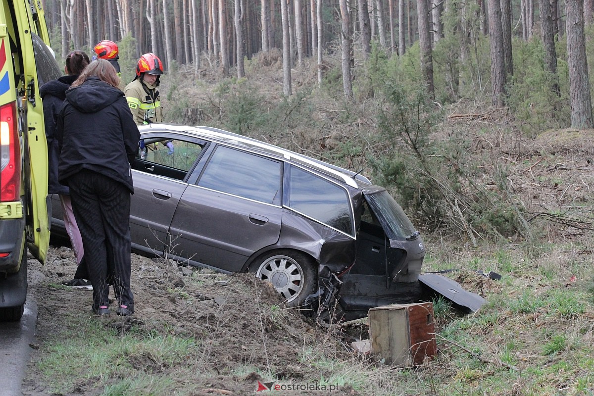 Wypadek na trasie Kadzidło - Gleba. Strażacy pomogli kobiecie wydostać się z rozbitego pojazdu [31.03.2023] - zdjęcie #17 - eOstroleka.pl