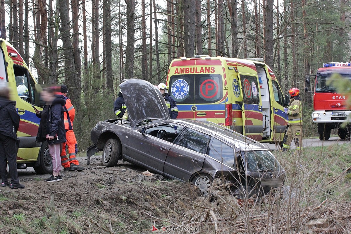 Wypadek na trasie Kadzidło - Gleba. Strażacy pomogli kobiecie wydostać się z rozbitego pojazdu [31.03.2023] - zdjęcie #18 - eOstroleka.pl