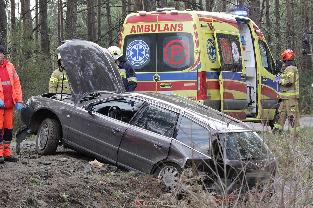 Wypadek na trasie Kadzidło - Gleba. Strażacy pomogli kobiecie wydostać się z rozbitego pojazdu [31.03.2023] - zdjęcie #19 - eOstroleka.pl