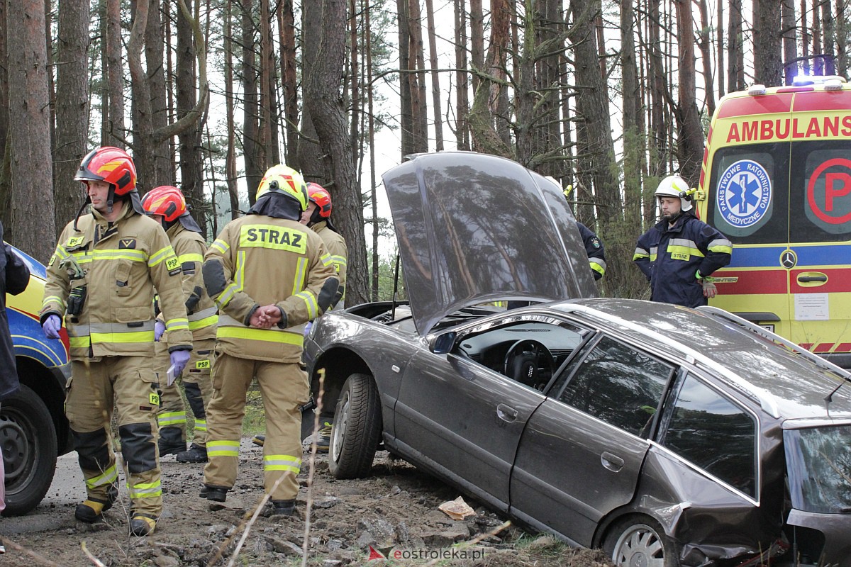 Wypadek na trasie Kadzidło - Gleba. Strażacy pomogli kobiecie wydostać się z rozbitego pojazdu [31.03.2023] - zdjęcie #20 - eOstroleka.pl