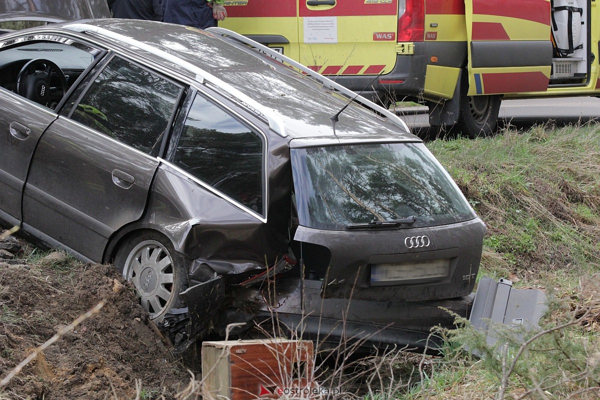Wypadek na trasie Kadzidło - Gleba. Strażacy pomogli kobiecie wydostać się z rozbitego pojazdu [31.03.2023] - zdjęcie #20 - eOstroleka.pl