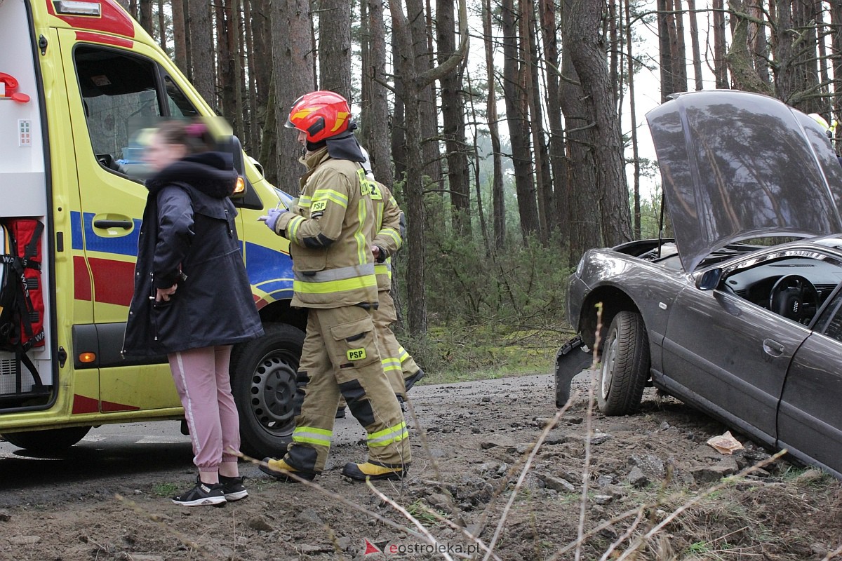 Wypadek na trasie Kadzidło - Gleba. Strażacy pomogli kobiecie wydostać się z rozbitego pojazdu [31.03.2023] - zdjęcie #22 - eOstroleka.pl