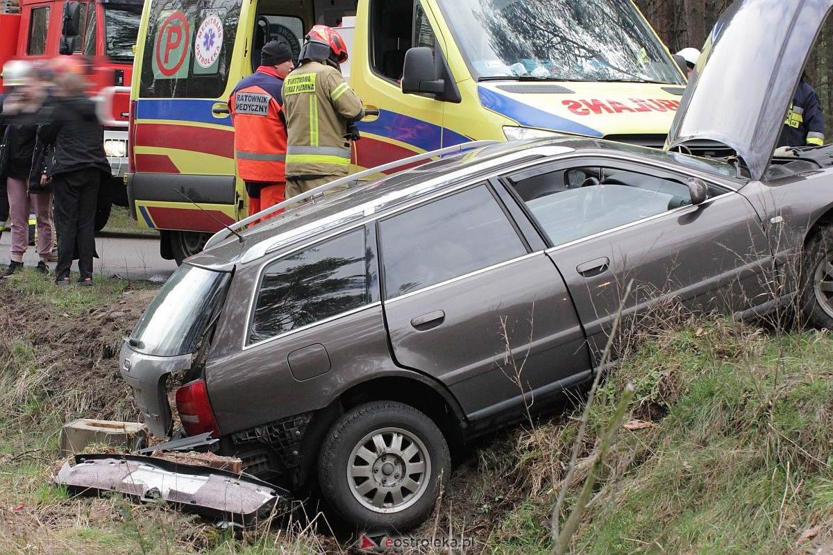 Wypadek na trasie Kadzidło - Gleba. Strażacy pomogli kobiecie wydostać się z rozbitego pojazdu [31.03.2023] - zdjęcie #18 - eOstroleka.pl