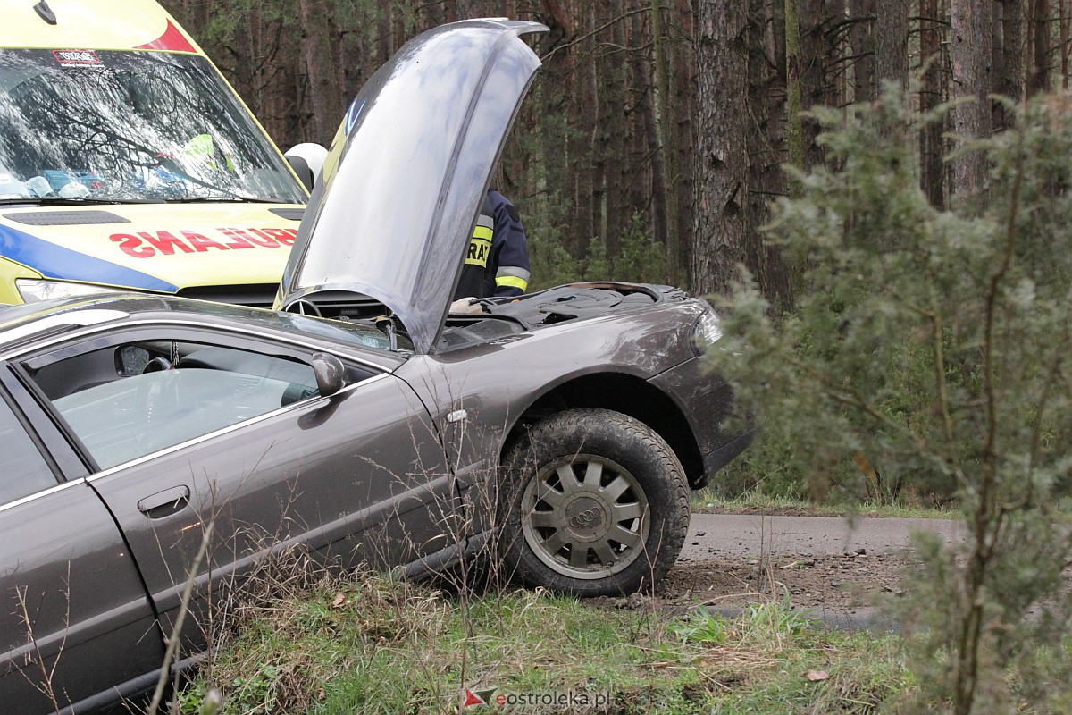 Wypadek na trasie Kadzidło - Gleba. Strażacy pomogli kobiecie wydostać się z rozbitego pojazdu [31.03.2023] - zdjęcie #24 - eOstroleka.pl