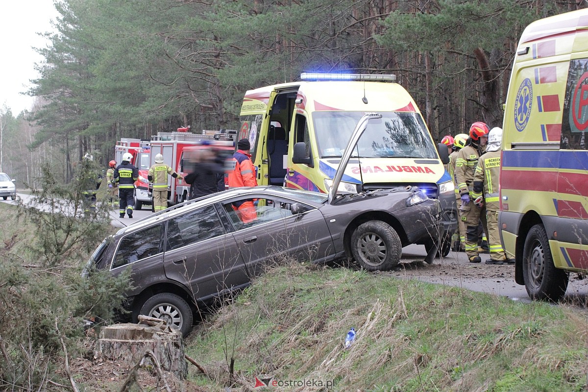 Wypadek na trasie Kadzidło - Gleba. Strażacy pomogli kobiecie wydostać się z rozbitego pojazdu [31.03.2023] - zdjęcie #25 - eOstroleka.pl