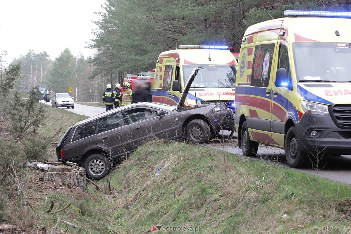 Wypadek na trasie Kadzidło - Gleba. Strażacy pomogli kobiecie wydostać się z rozbitego pojazdu [31.03.2023] - zdjęcie #26 - eOstroleka.pl