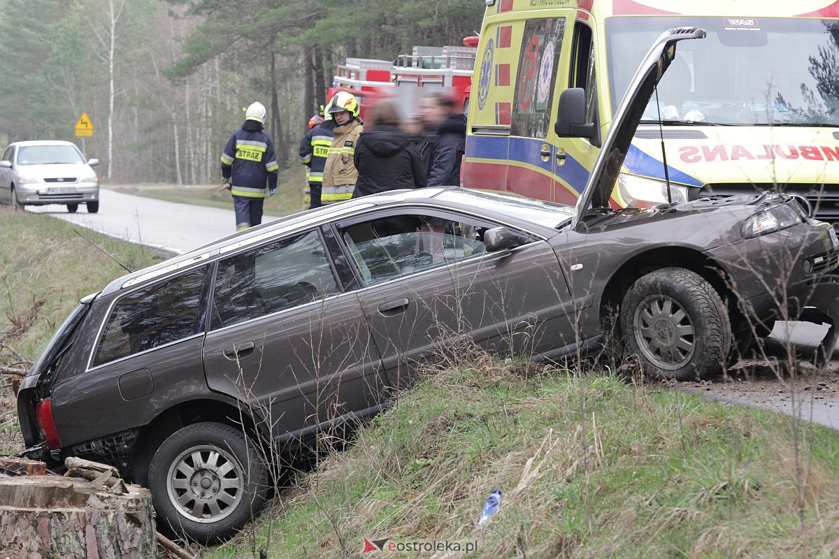 Wypadek na trasie Kadzidło - Gleba. Strażacy pomogli kobiecie wydostać się z rozbitego pojazdu [31.03.2023] - zdjęcie #27 - eOstroleka.pl