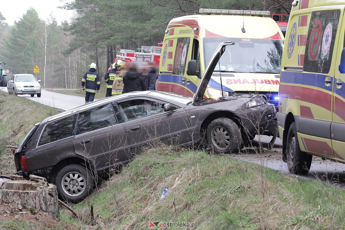 Wypadek na trasie Kadzidło - Gleba. Strażacy pomogli kobiecie wydostać się z rozbitego pojazdu [31.03.2023] - zdjęcie #28 - eOstroleka.pl