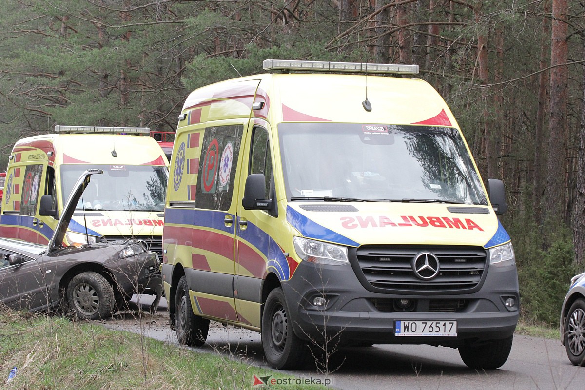 Wypadek na trasie Kadzidło - Gleba. Strażacy pomogli kobiecie wydostać się z rozbitego pojazdu [31.03.2023] - zdjęcie #29 - eOstroleka.pl