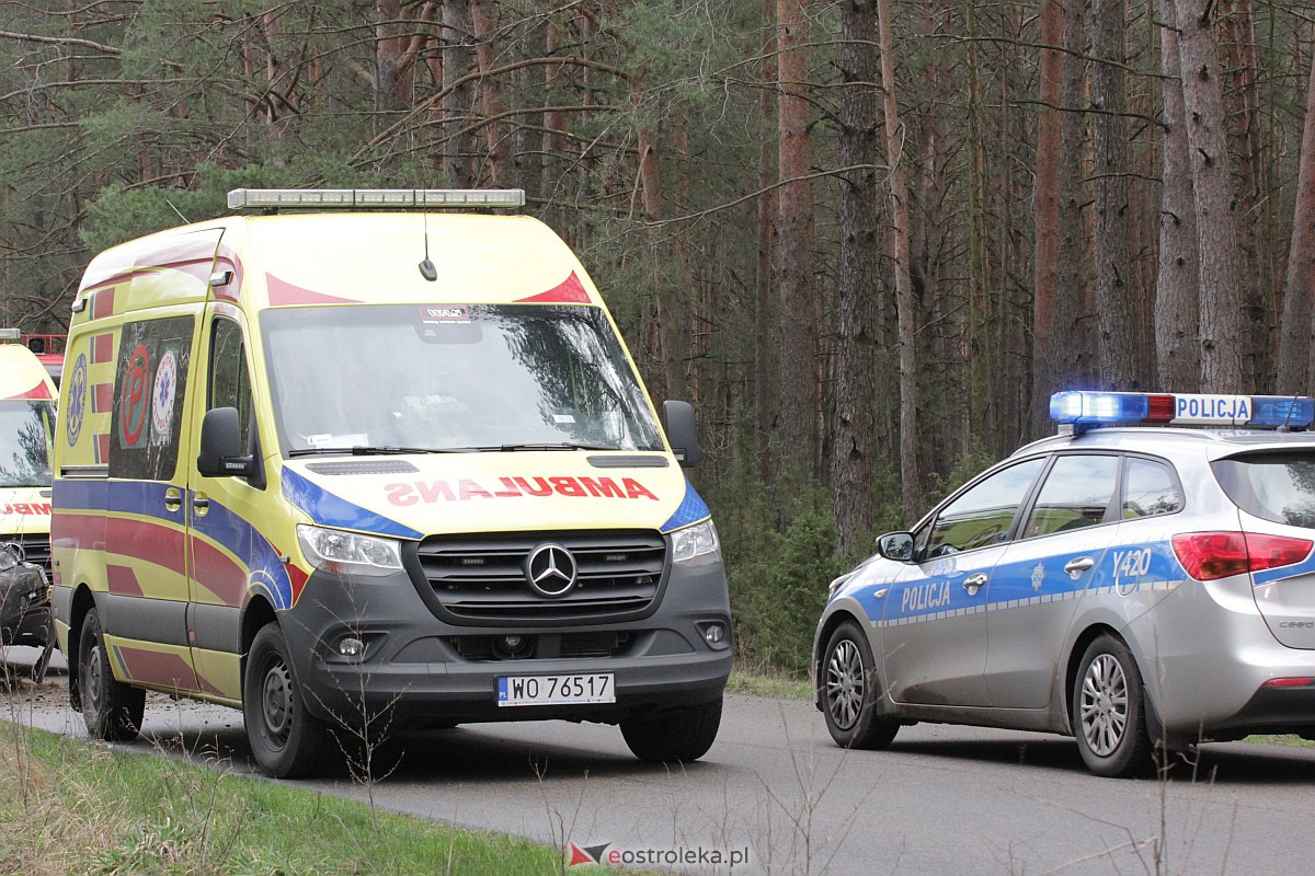 Wypadek na trasie Kadzidło - Gleba. Strażacy pomogli kobiecie wydostać się z rozbitego pojazdu [31.03.2023] - zdjęcie #30 - eOstroleka.pl