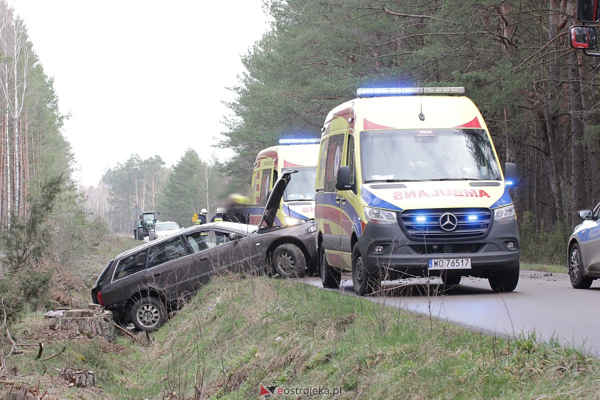Wypadek na trasie Kadzidło - Gleba. Strażacy pomogli kobiecie wydostać się z rozbitego pojazdu [31.03.2023] - zdjęcie #31 - eOstroleka.pl