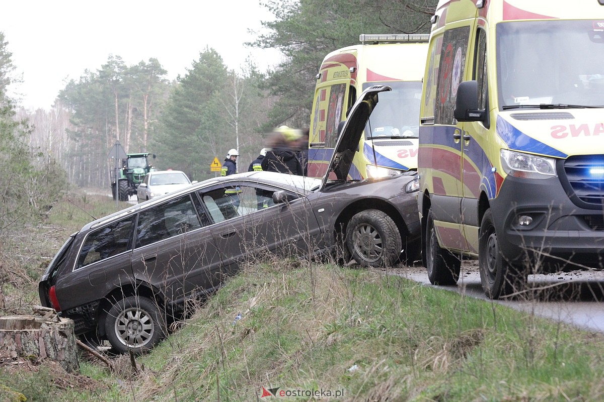 Wypadek na trasie Kadzidło - Gleba. Strażacy pomogli kobiecie wydostać się z rozbitego pojazdu [31.03.2023] - zdjęcie #32 - eOstroleka.pl