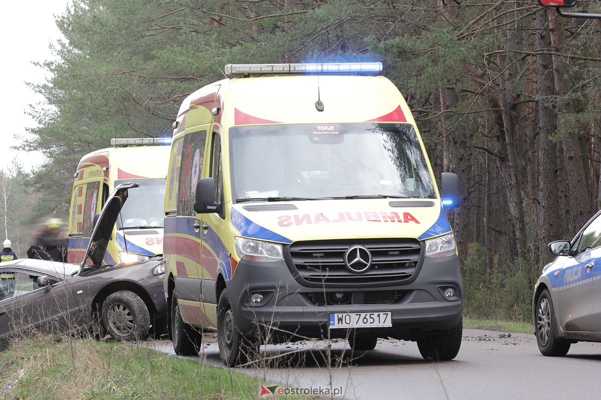 Wypadek na trasie Kadzidło - Gleba. Strażacy pomogli kobiecie wydostać się z rozbitego pojazdu [31.03.2023] - zdjęcie #33 - eOstroleka.pl