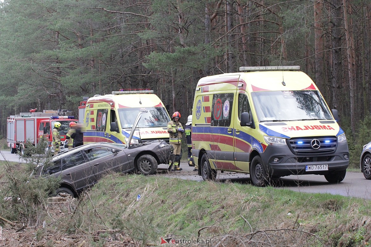 Wypadek na trasie Kadzidło - Gleba. Strażacy pomogli kobiecie wydostać się z rozbitego pojazdu [31.03.2023] - zdjęcie #7 - eOstroleka.pl