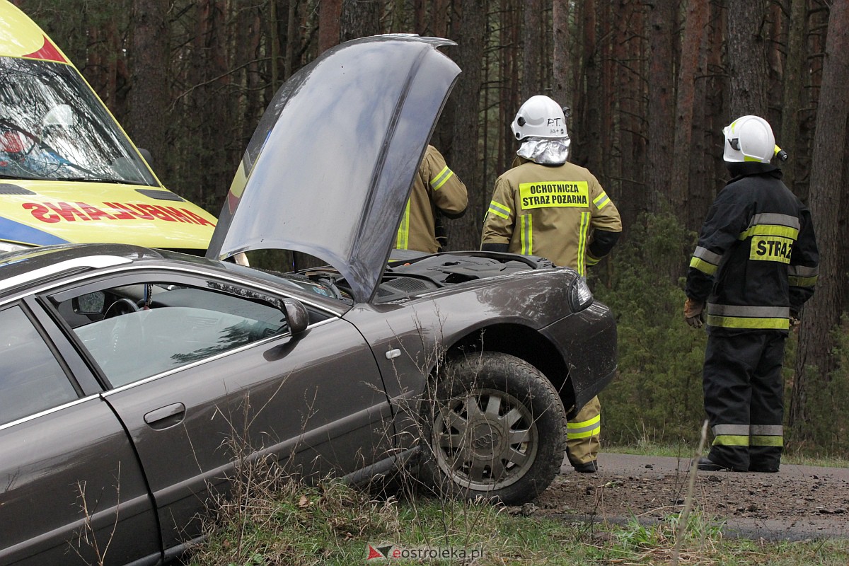 Wypadek na trasie Kadzidło - Gleba. Strażacy pomogli kobiecie wydostać się z rozbitego pojazdu [31.03.2023] - zdjęcie #36 - eOstroleka.pl