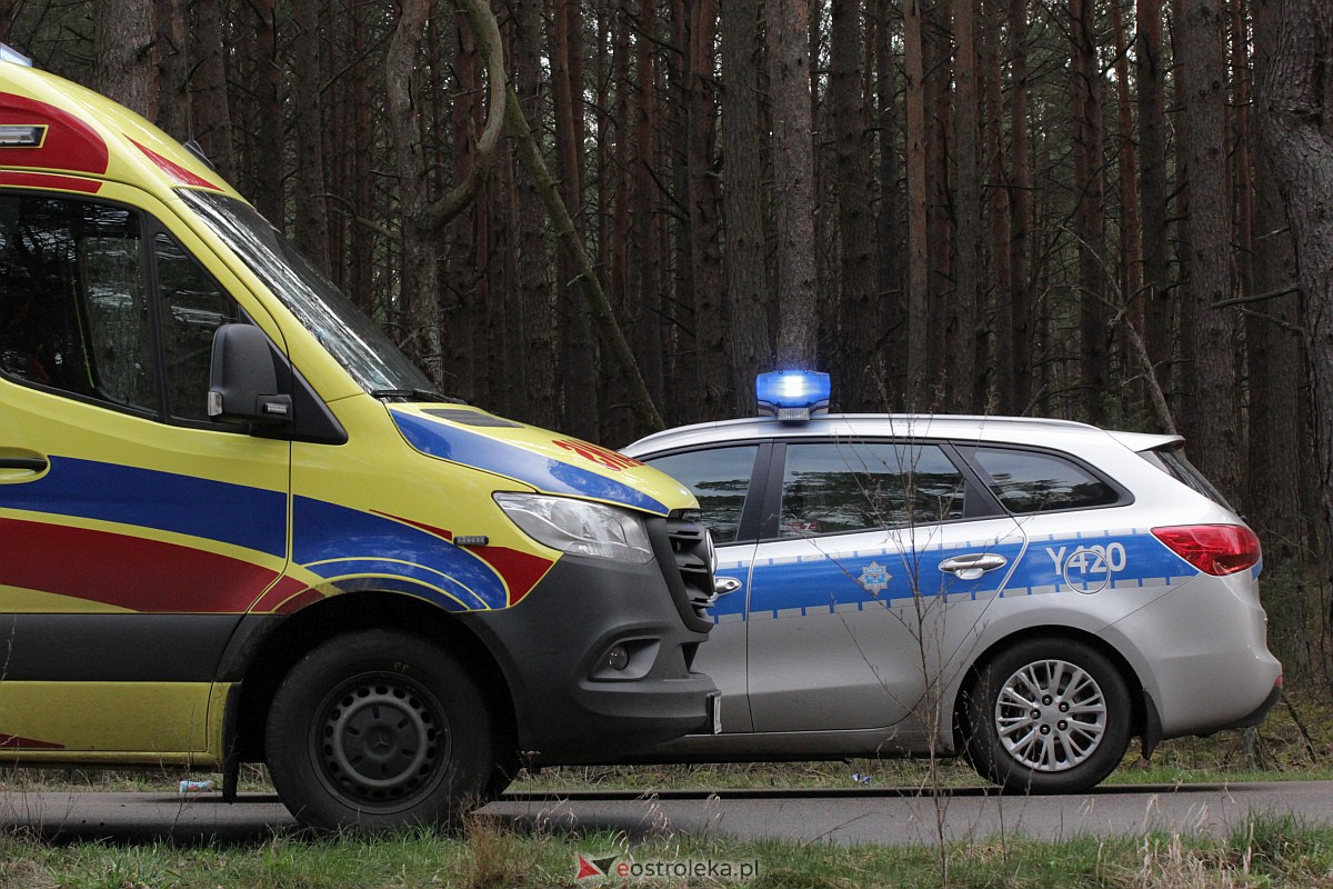 Wypadek na trasie Kadzidło - Gleba. Strażacy pomogli kobiecie wydostać się z rozbitego pojazdu [31.03.2023] - zdjęcie #3 - eOstroleka.pl