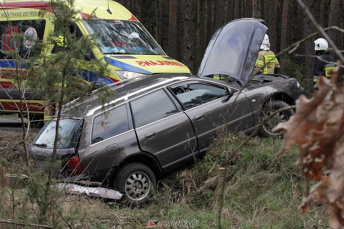 Wypadek na trasie Kadzidło - Gleba. Strażacy pomogli kobiecie wydostać się z rozbitego pojazdu [31.03.2023] - zdjęcie #39 - eOstroleka.pl