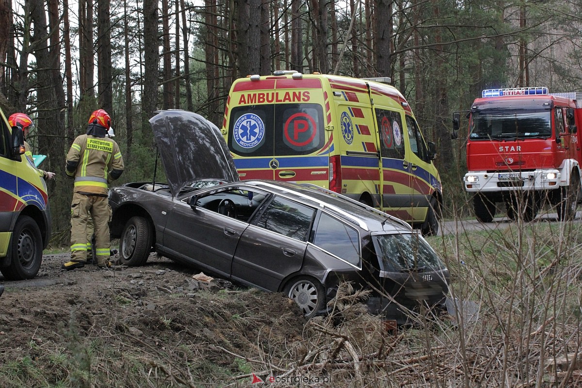 Wypadek na trasie Kadzidło - Gleba. Strażacy pomogli kobiecie wydostać się z rozbitego pojazdu [31.03.2023] - zdjęcie #1 - eOstroleka.pl
