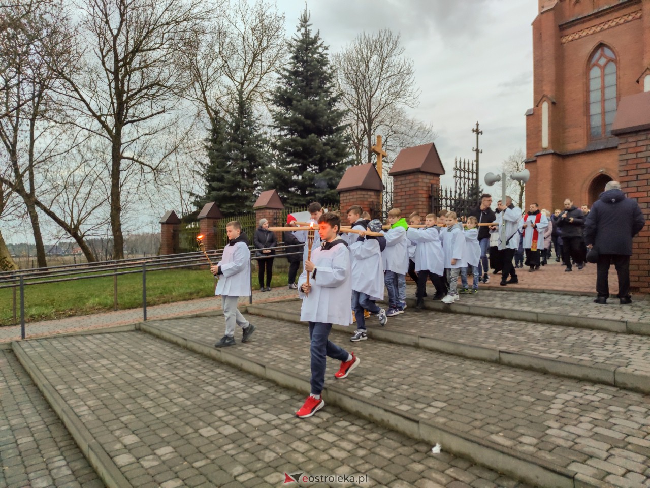 Droga krzyżowa ulicami Baranowa [31.03.2023] - zdjęcie #29 - eOstroleka.pl