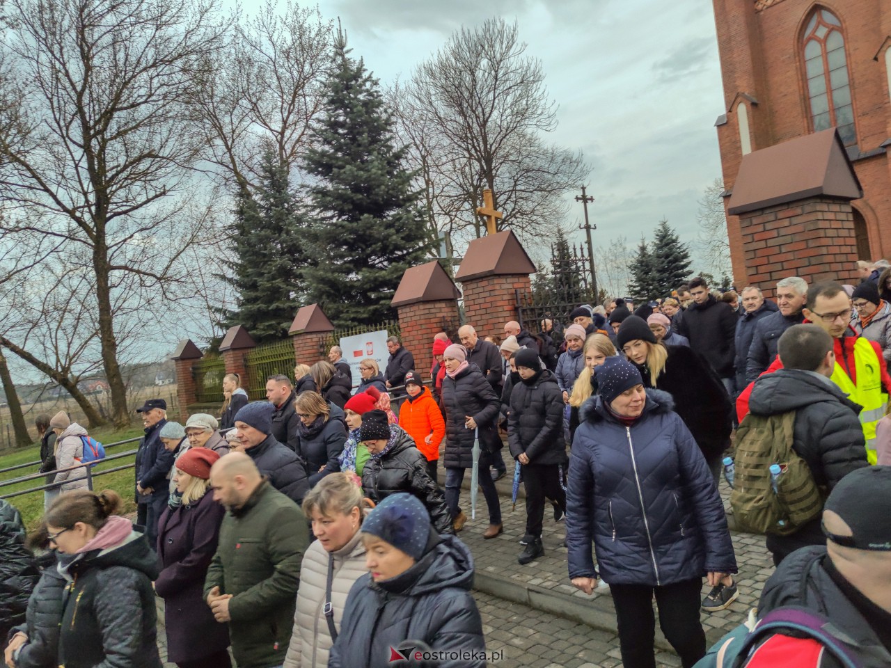 Droga krzyżowa ulicami Baranowa [31.03.2023] - zdjęcie #20 - eOstroleka.pl