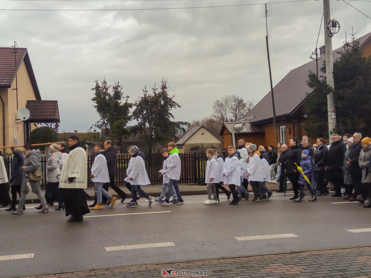 Droga krzyżowa ulicami Baranowa [31.03.2023] - zdjęcie #18 - eOstroleka.pl