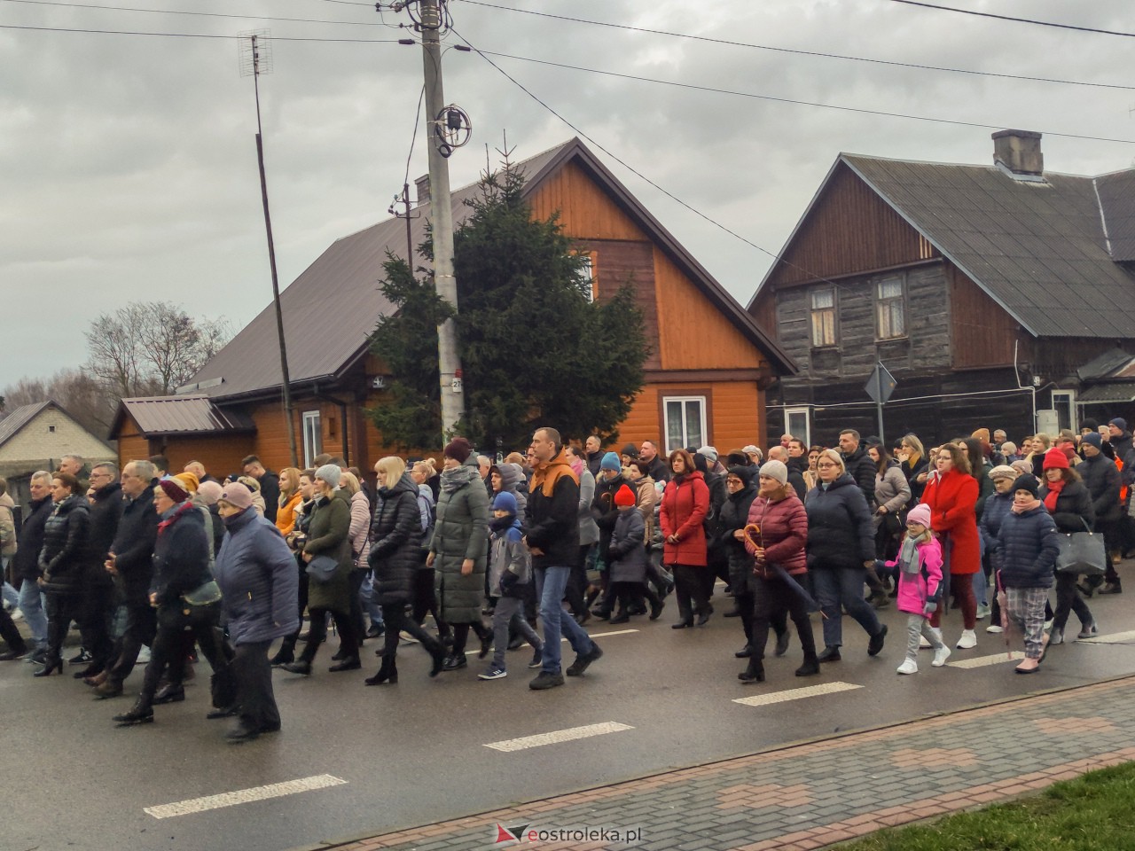 Droga krzyżowa ulicami Baranowa [31.03.2023] - zdjęcie #20 - eOstroleka.pl
