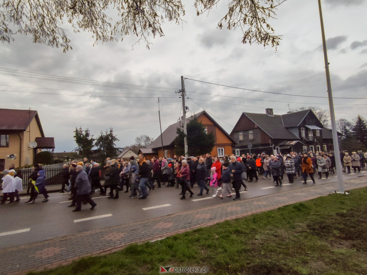 Droga krzyżowa ulicami Baranowa [31.03.2023] - zdjęcie #21 - eOstroleka.pl