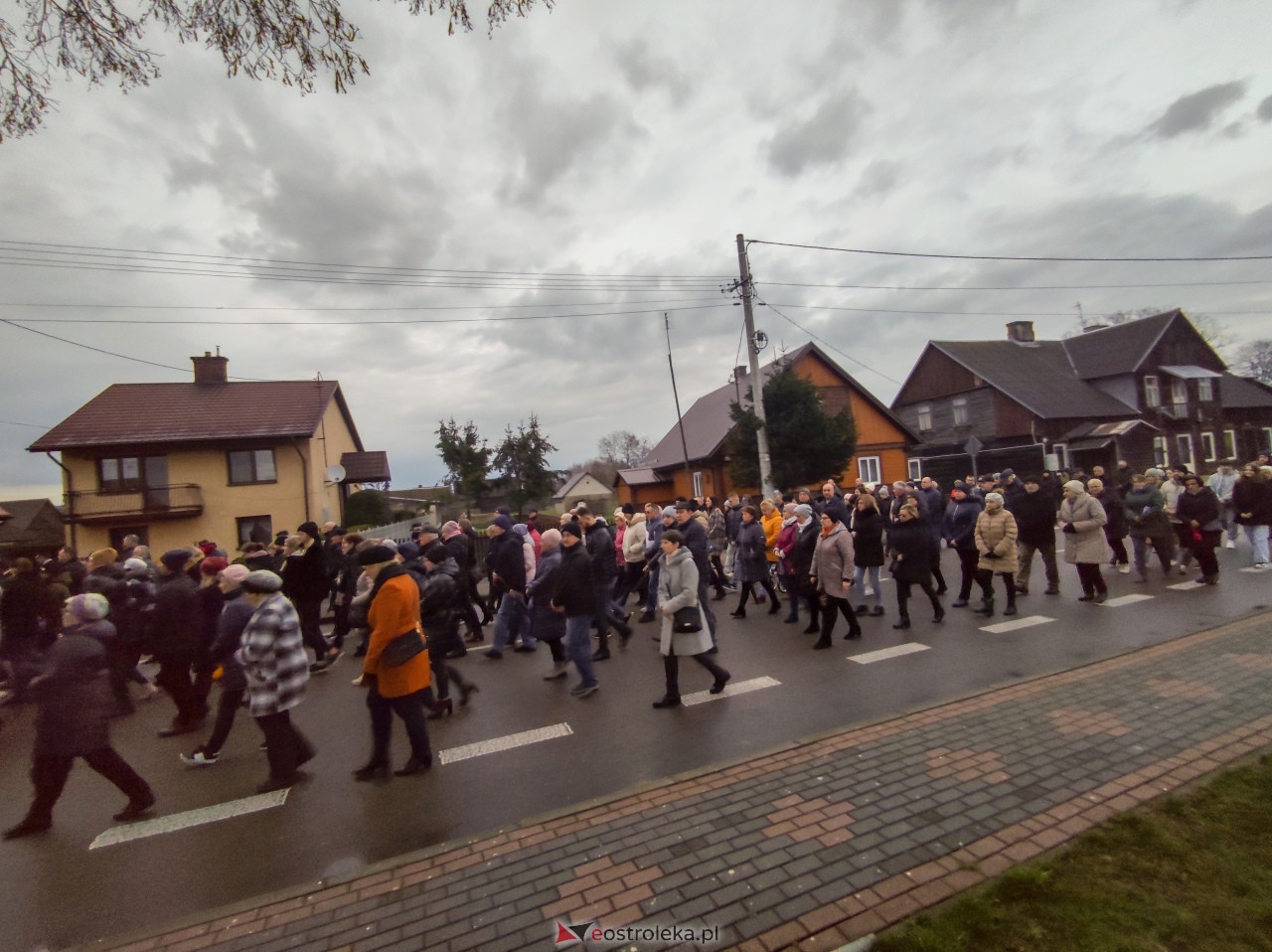 Droga krzyżowa ulicami Baranowa [31.03.2023] - zdjęcie #24 - eOstroleka.pl
