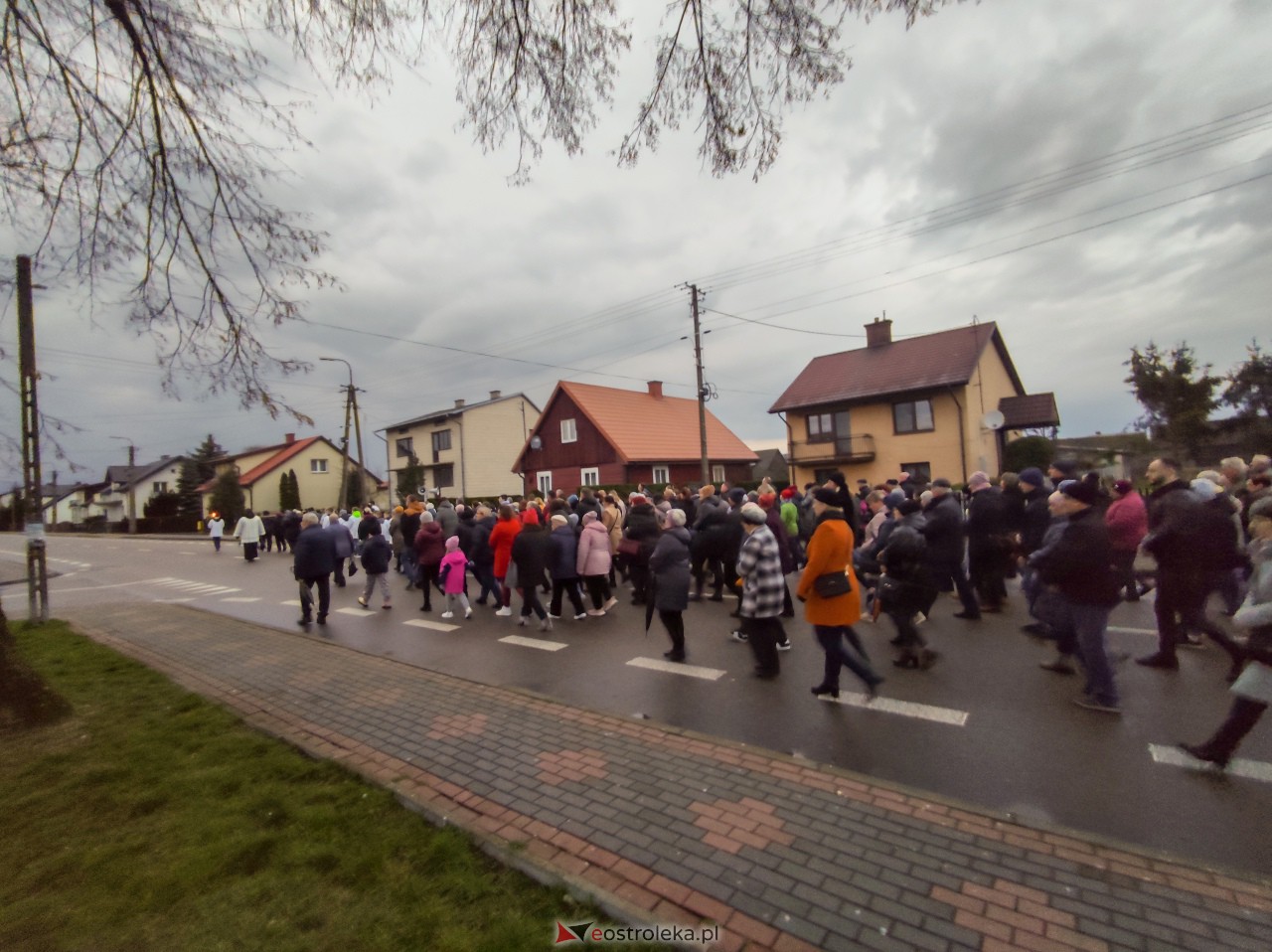 Droga krzyżowa ulicami Baranowa [31.03.2023] - zdjęcie #25 - eOstroleka.pl