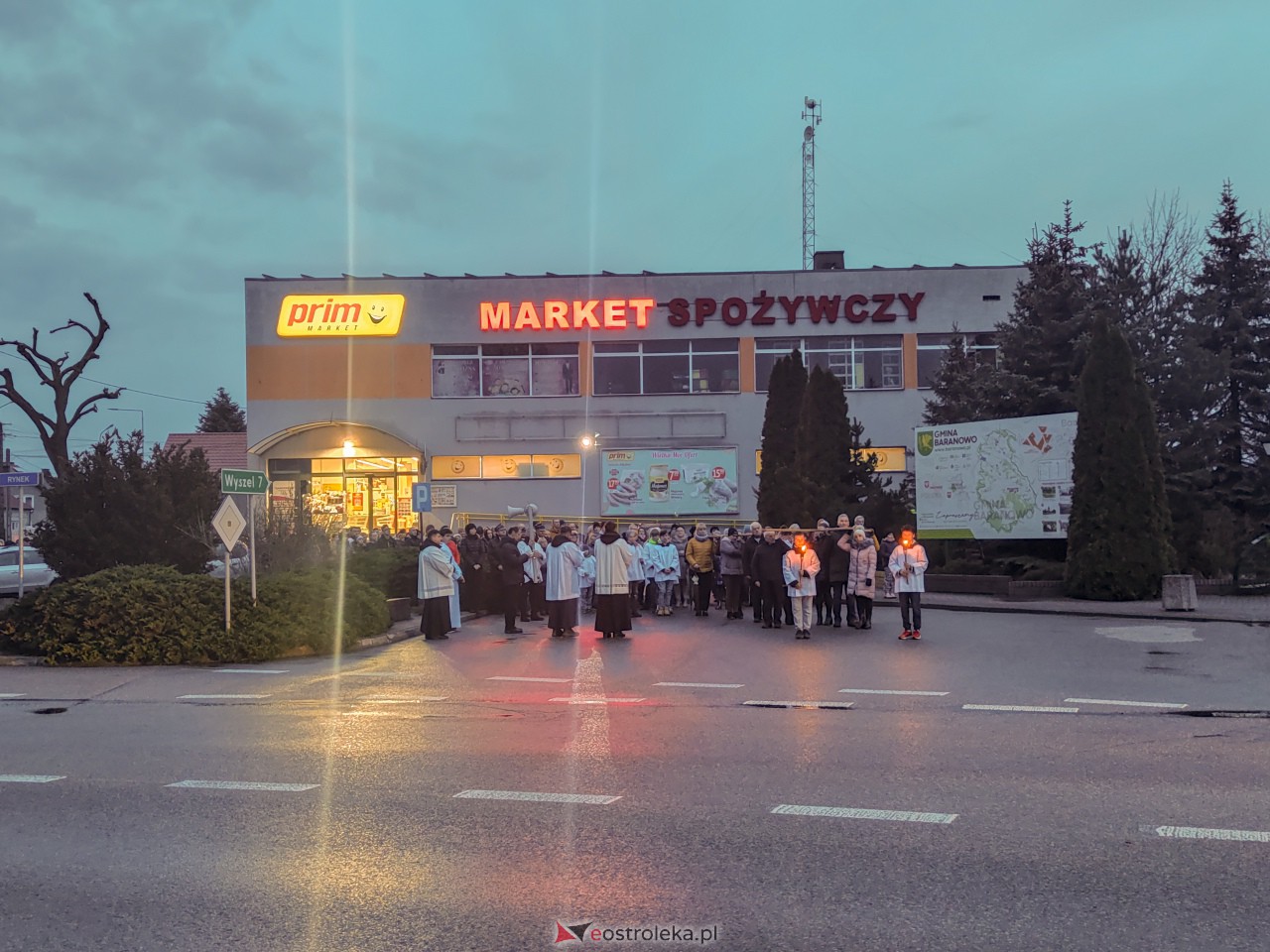 Droga krzyżowa ulicami Baranowa [31.03.2023] - zdjęcie #26 - eOstroleka.pl